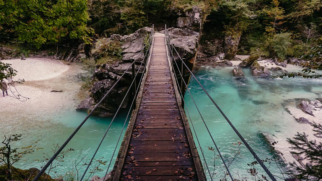 Hängebrücke über die Soča auf dem Alpe Adria Trail im Soca Tal zwischen Trenta und Bovec