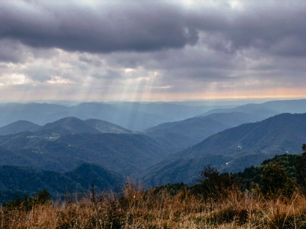 Fernsicht auf die Alpen und die Adria vom Monte Kolovrat auf dem Alpe-Adria-Trail