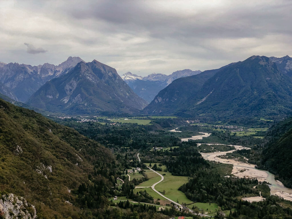 Aussicht ins Soca Tal und auf den Triglav Nationalpark vom Wasserfall Slap Boka