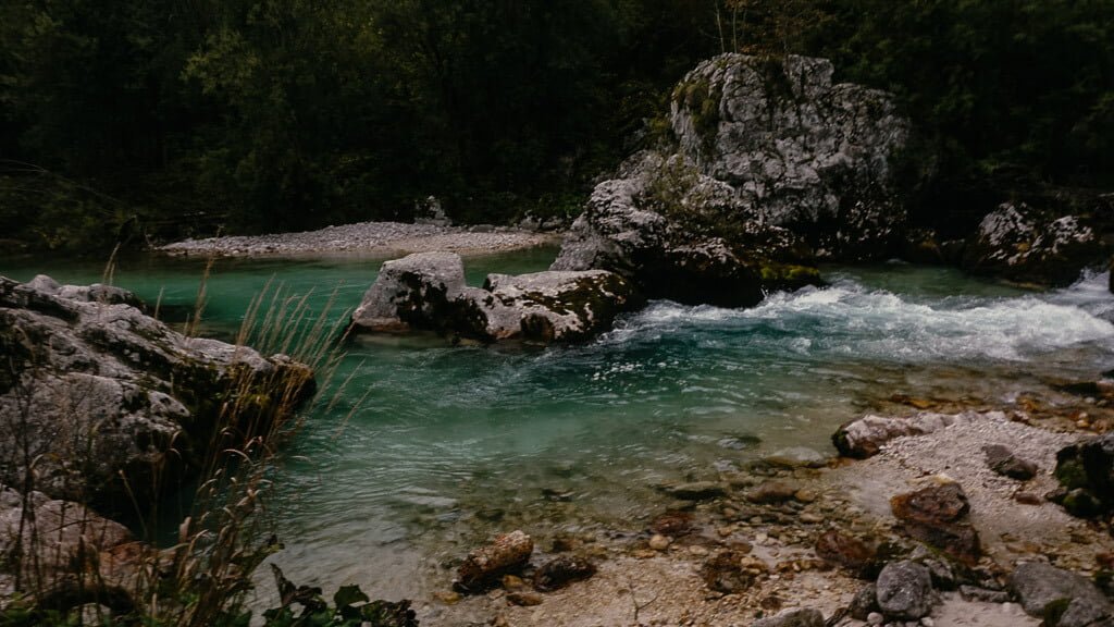 Der wilde Fluss Soca im Soca Tal auf dem Alpe Adria Trail zwischen Trenta und Bovec