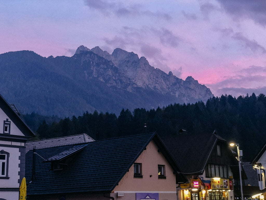 Sonnenuntergang in Kranjska Gora mit den Bergen des Triglav Nationalparks im Hintergrund