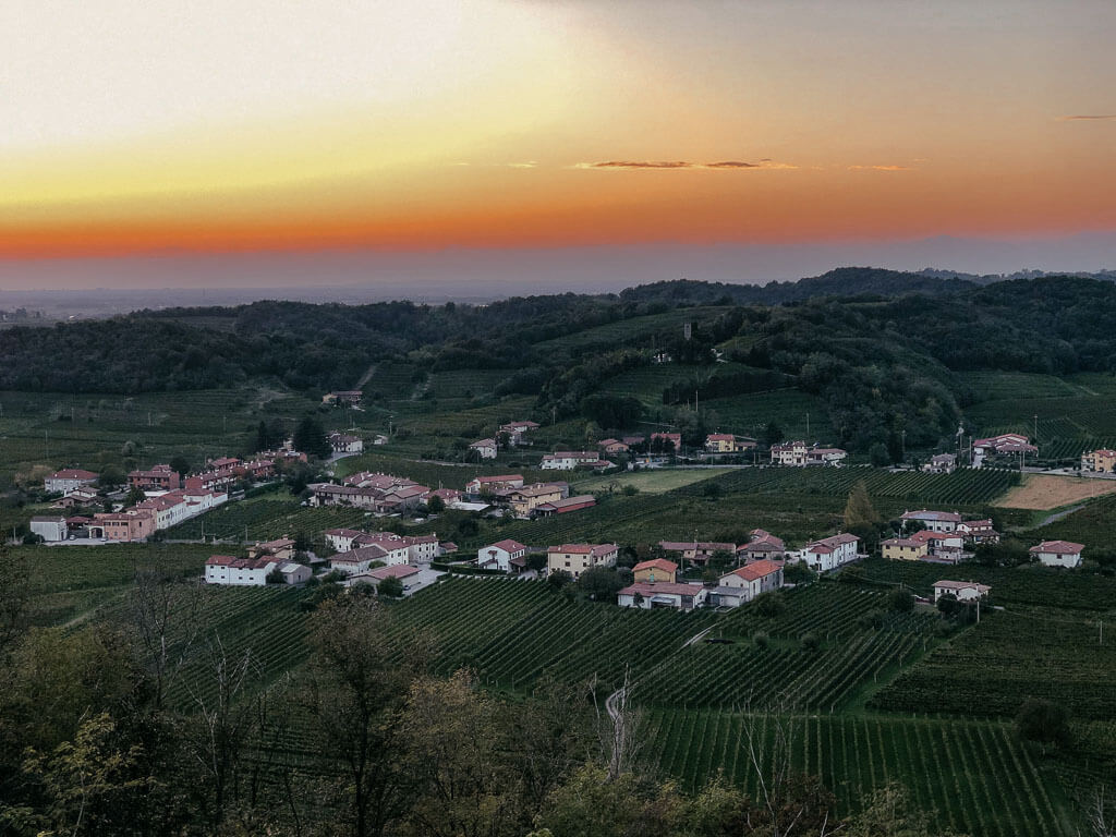 Sonnenuntergang, D&ouml;rfer und Weinreben in der slowenischen Region Brda.