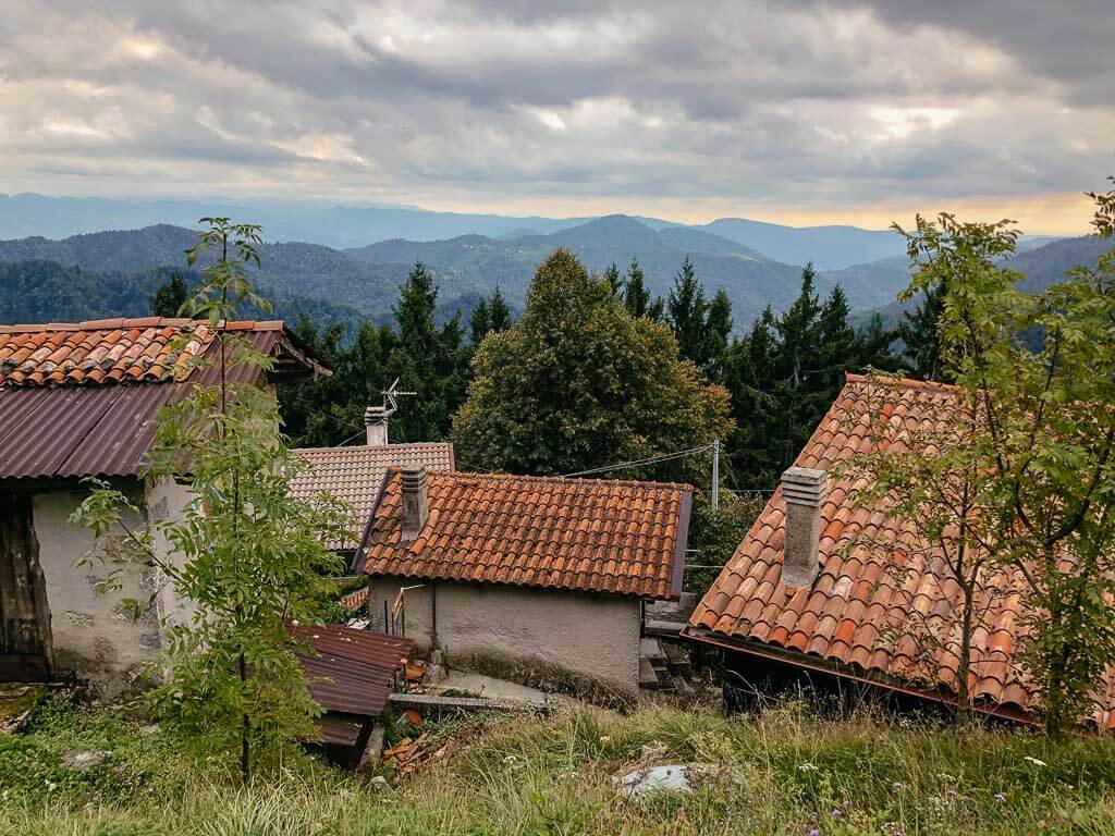 Bergdorf Tribil Superiore im italienischen Friaul auf dem Alpe-Adria-Trail