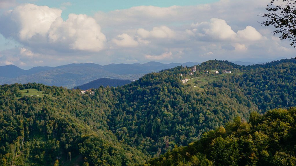 H&uuml;gellandschaft im Friaul bei Tribil Superiore auf dem Alpe-Adria-Trail