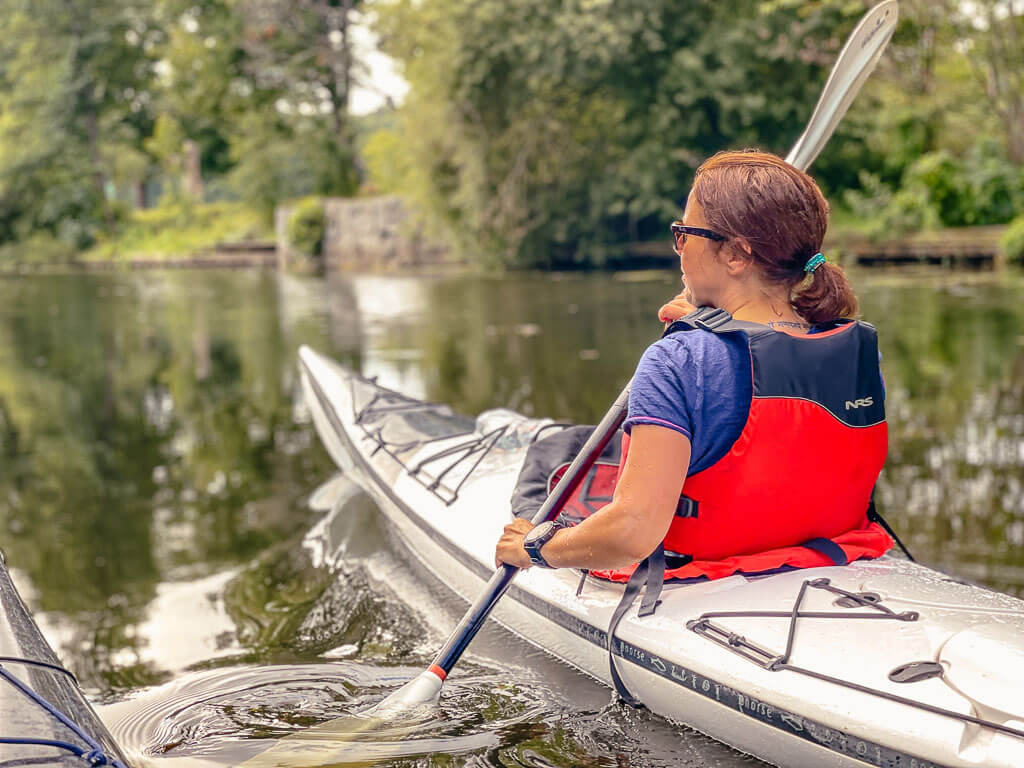 Couchflucht Sabrina Bechtold beim Kajak fahren in Schweden