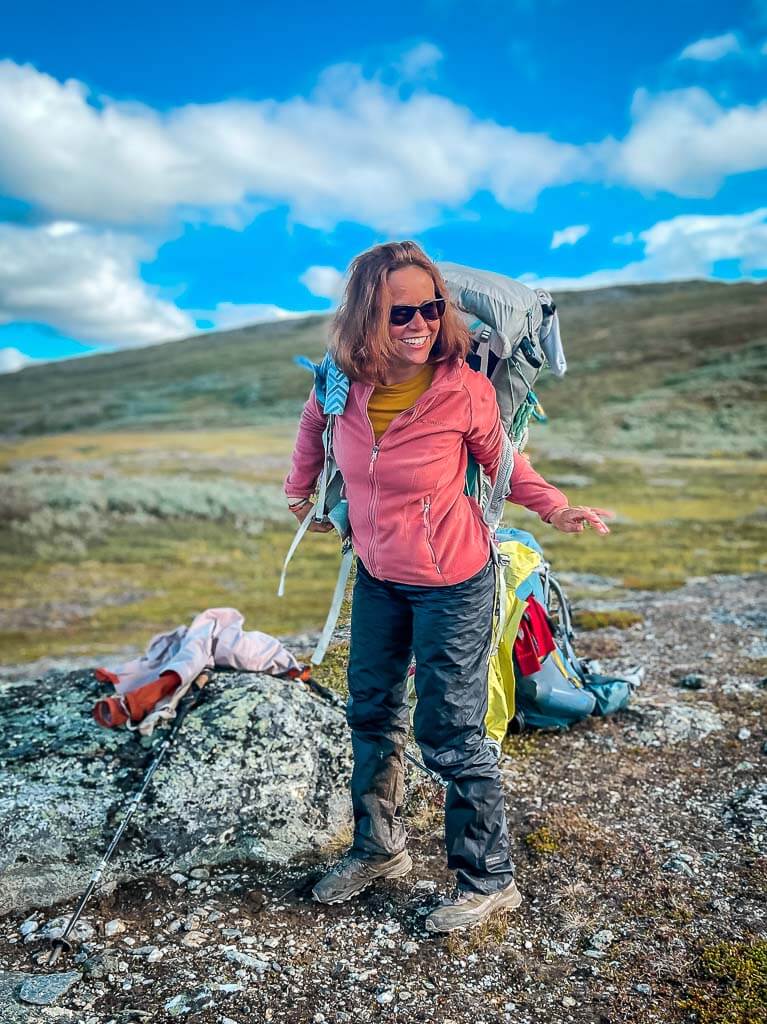 Couchflucht Sabrina Bechtold mit Rucksack beim Trekking in Schwedisch-Lappland