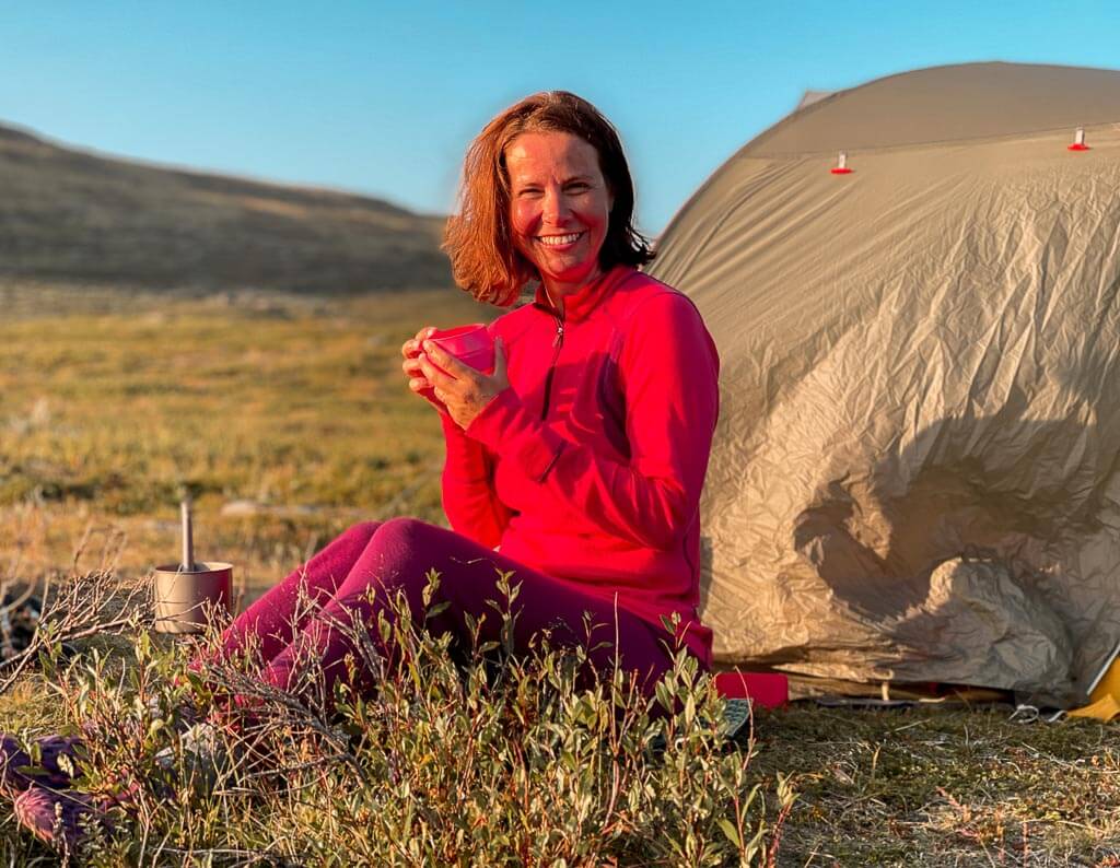 Couchflucht Sabrina Bechtold am Zelt beim Trekking auf dem Padjelantaleden