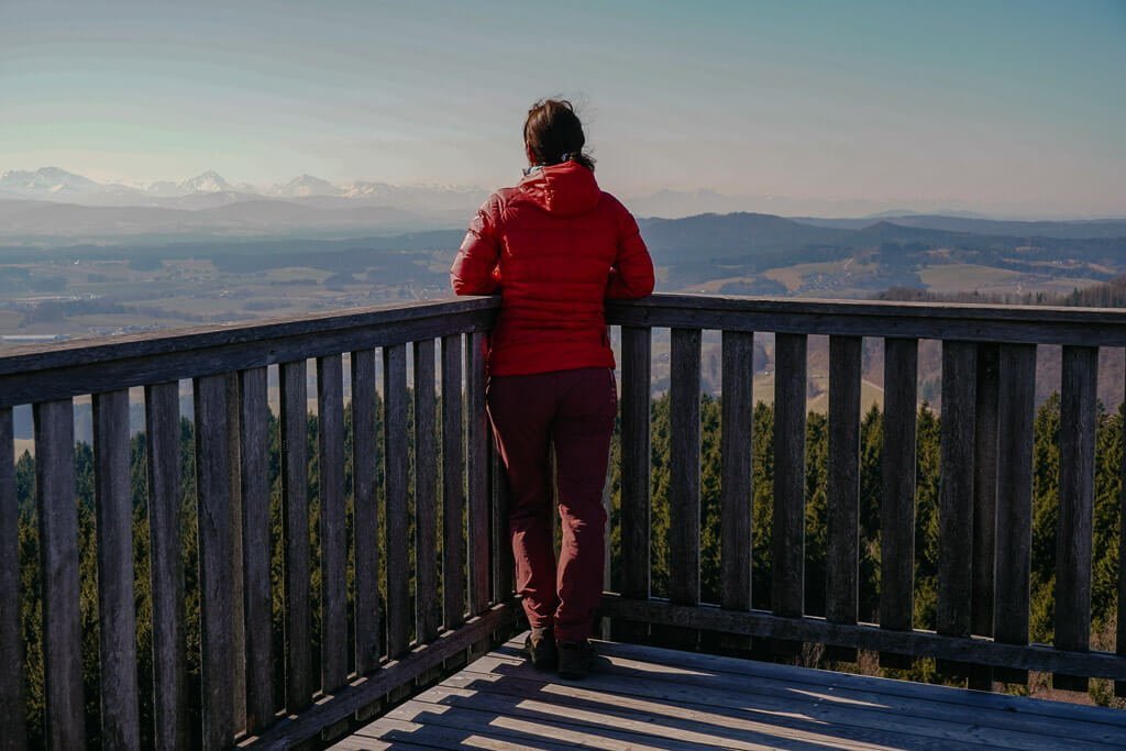 Couchflucht genie&szlig;t Aussicht am Aussichtsturm G&ouml;blberg im Hausruckwald