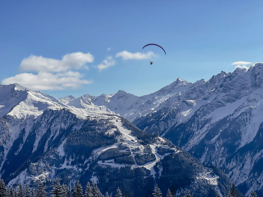 Paraglider im Winter im Zillertal