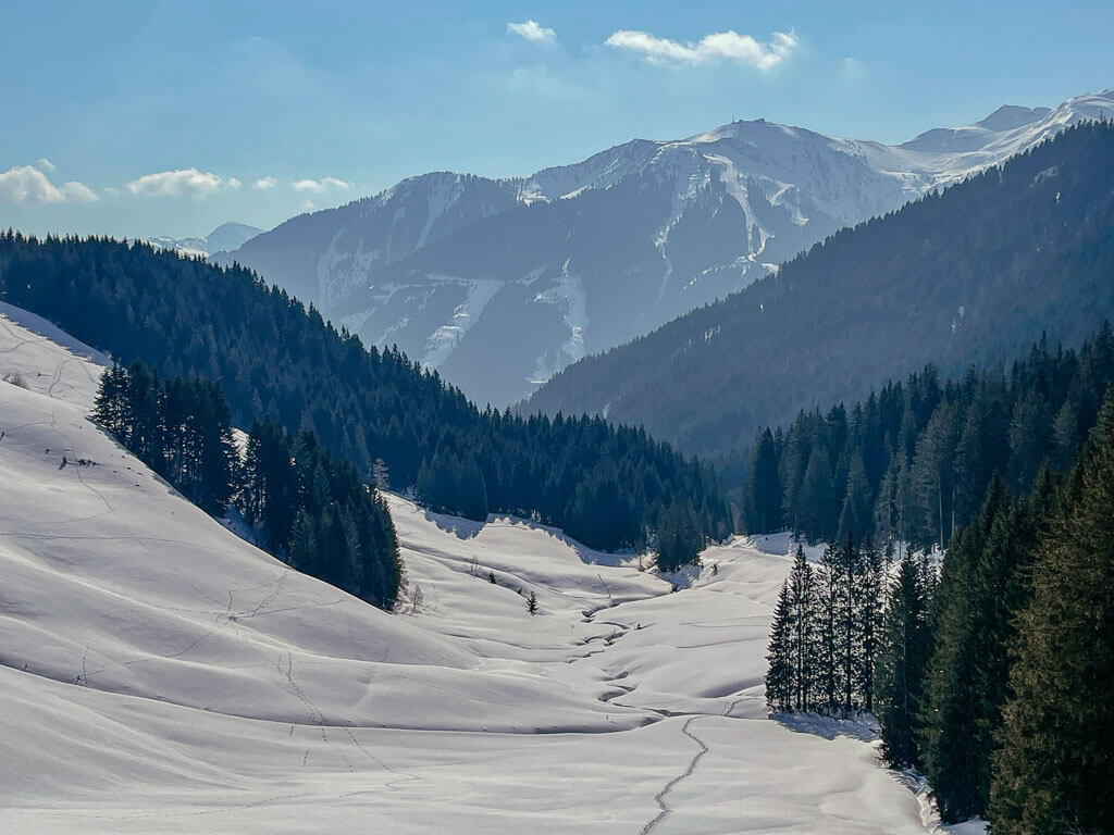 Winterliches Bergpanorama vom Spielberghaus in Saalbach Hinterglemm.