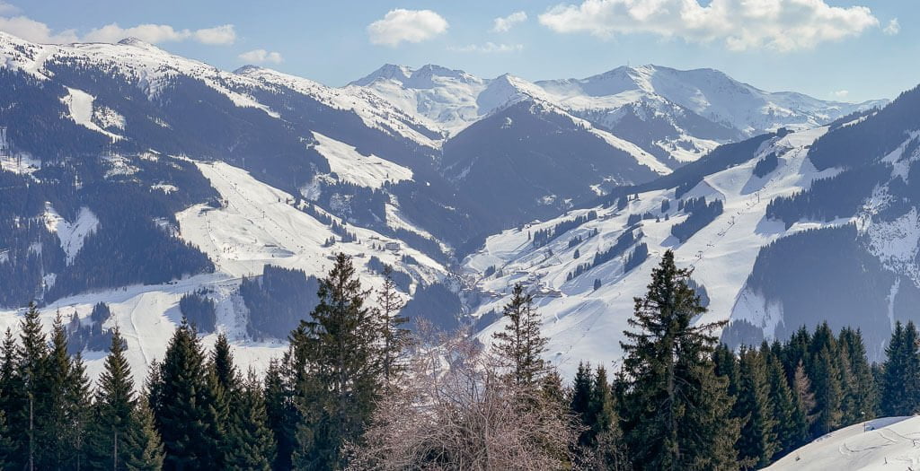 Winterurlaub in &Ouml;sterreich mit Bergpanorama von Saalbach Hinterglemm