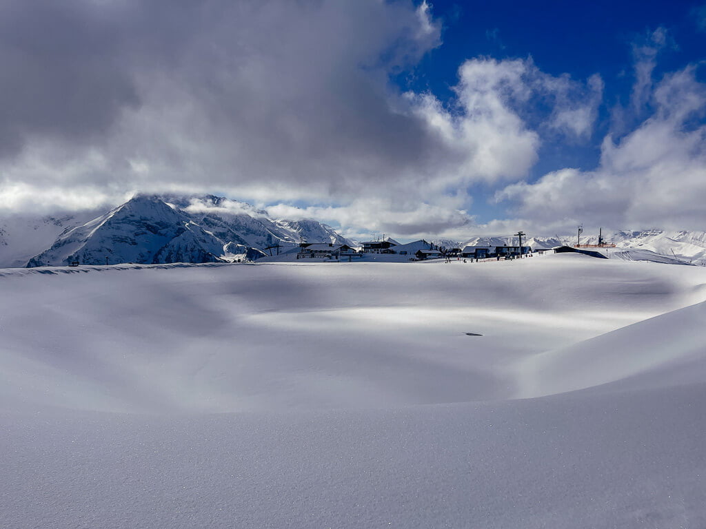 Verschneiter Speicherteich am Penkenjochim Zillertal