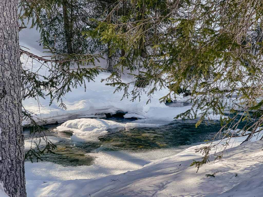 Verschneiter Bach im Talschluss von Saalbach Hinterglemm