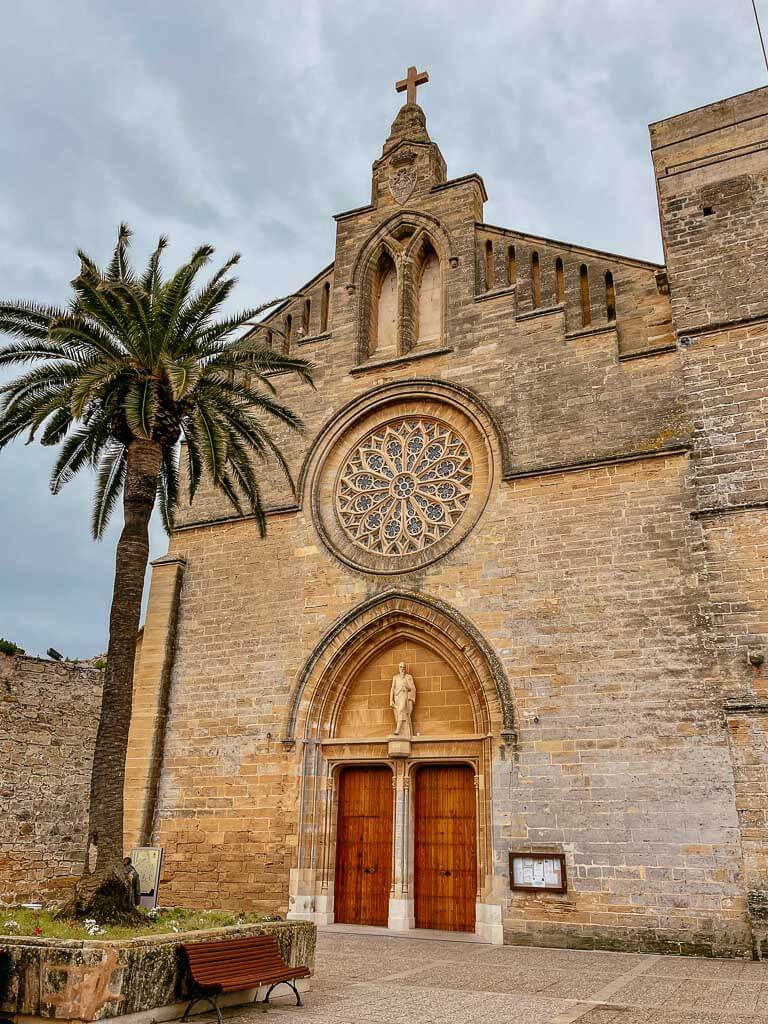 Die im 13. Jahrhundert erbaute Pfarrkirche Sant Jaume am S&uuml;dwestrand der Altstadt Alcudias