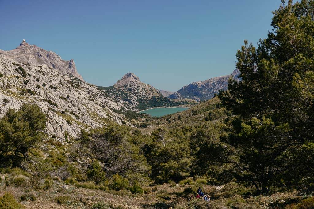 Blick zur&uuml;ck auf den Cuber Stausee, im Hintergrund der Puig Major mit seiner Radarstation