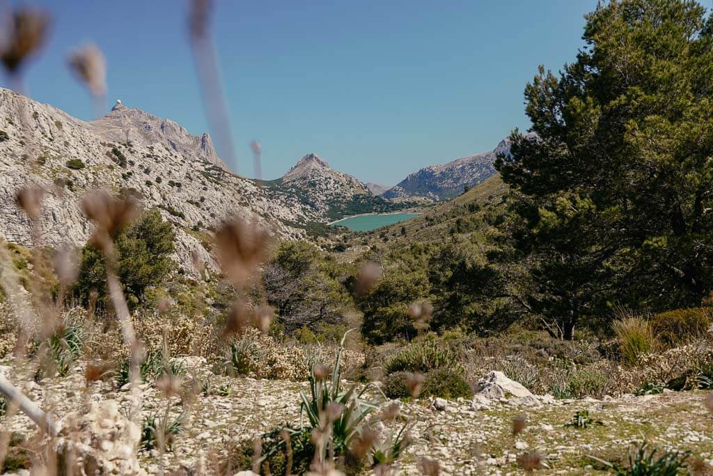 Blick zur&uuml;ck auf den Cuber Stausee, im Hintergrund der Puig Major mit seiner Radarstation