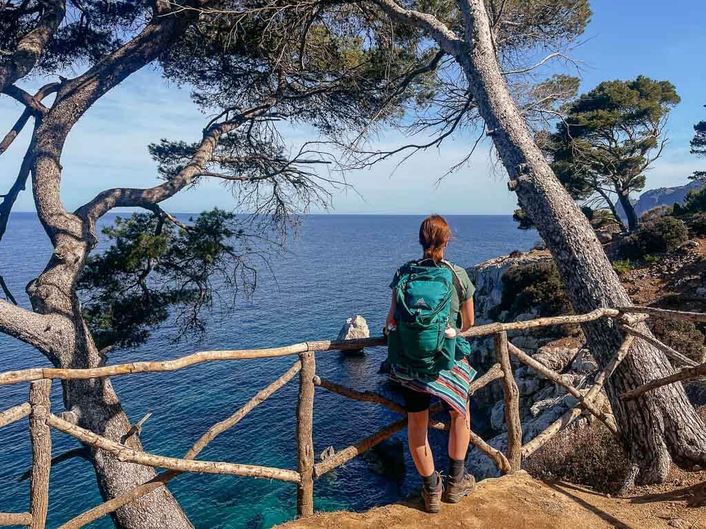 Couchflucht genie&szlig;t den Ausblick beim Wandern auf dem K&uuml;stenweg