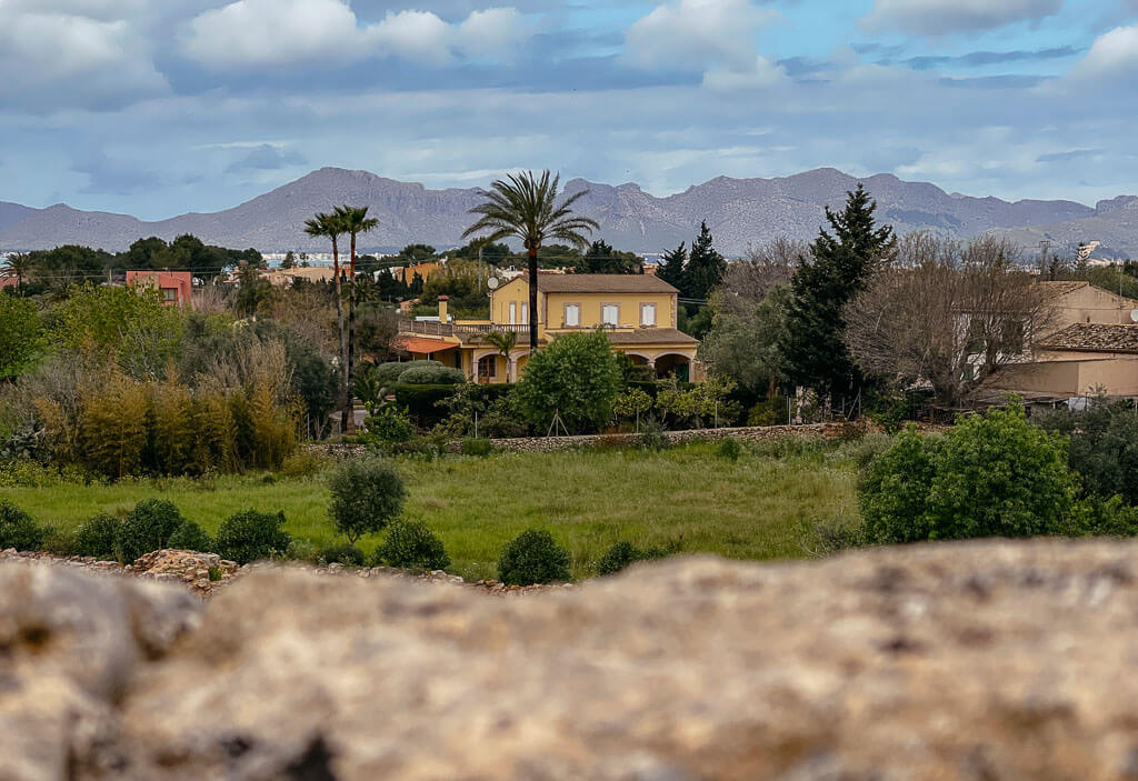 Blick auf die Ausl&auml;ufer der Serra de Tramuntana von der Stadtmauer in Alcudia
