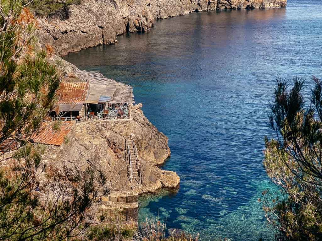 Piratenbar an der Bucht Cala Deia in der Serra de Tramuntana