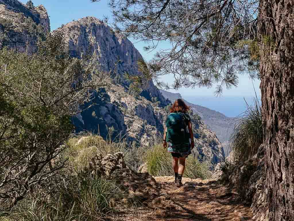Couchflucht Sabrina Bechtold wandert durch die Schlucht von Biniaraix durch die Serra de Tramuntana