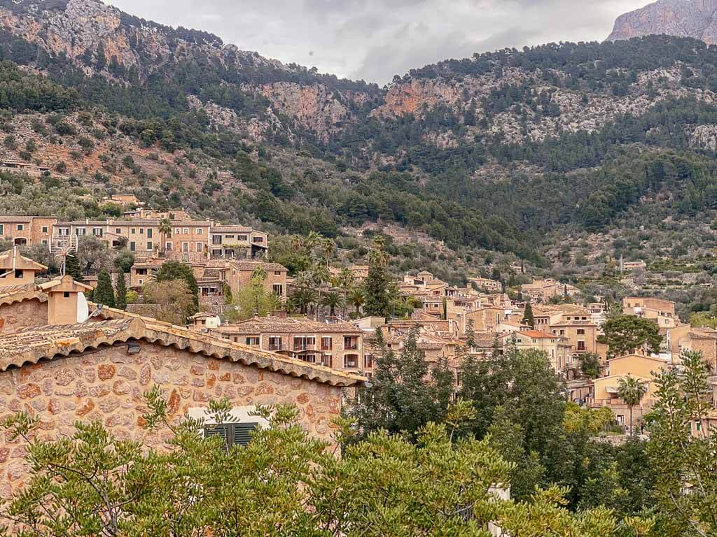 Aussicht auf das Bergdorf Fornalutx in der Serra de Tramuntana
