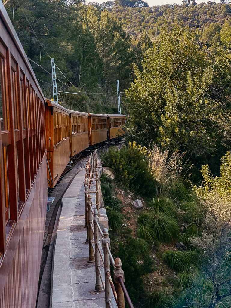 Nostalgiezug Roter Blitz auf der Fahrt von Soller nach Palma