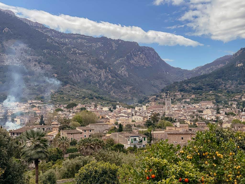 Serra de Tramuntana - Soller im Tal inmitten von Orangen- und Zitronenhainen