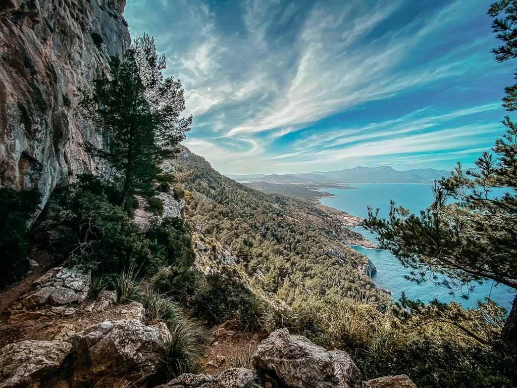 Wanderweg an der K&uuml;ste zum Aussichtspunkt Penya des Migdia in der Serra de Tramuntana