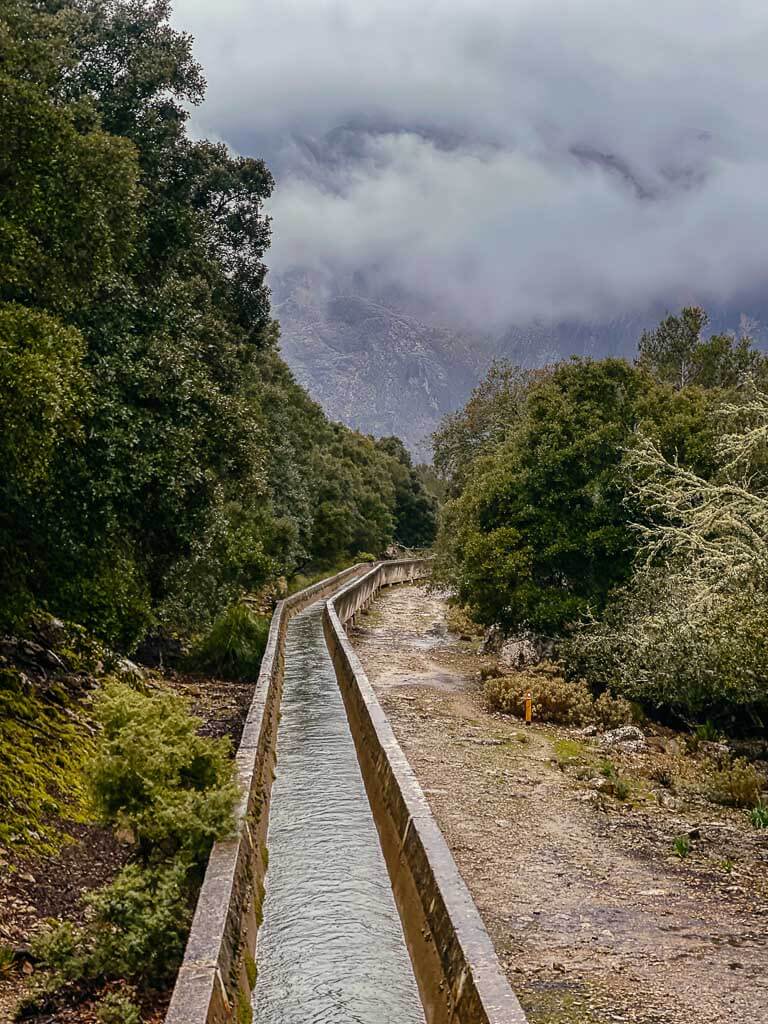 Wanderweg neben einer Wasserleitung auf dem GR 221 in der Serra de Tramuntana