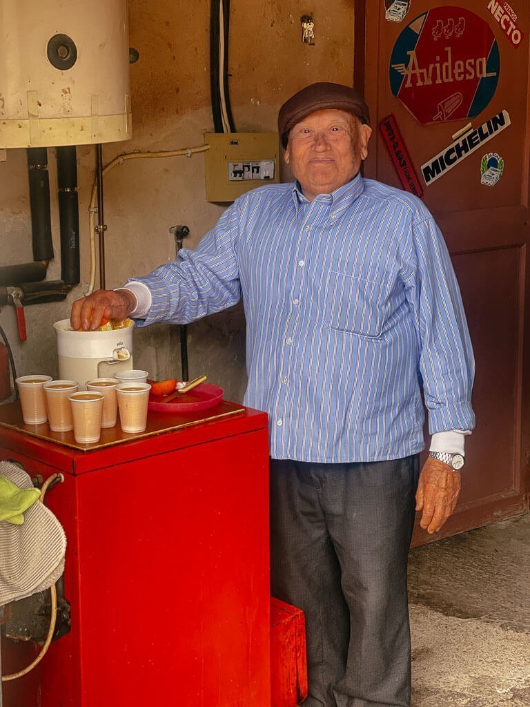 Mallorquiner mit frisch gepresstem Orangensaft im Tal von Soller