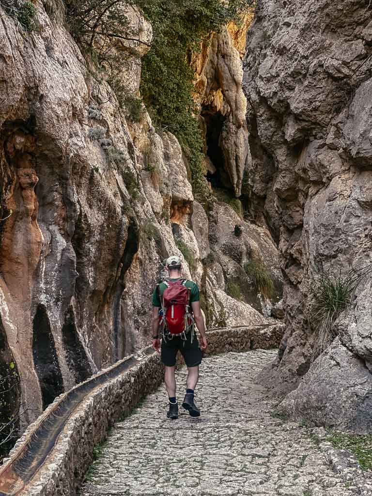 Wandern durch die Schlucht von Biniaraix im Tramuntana Gebirge