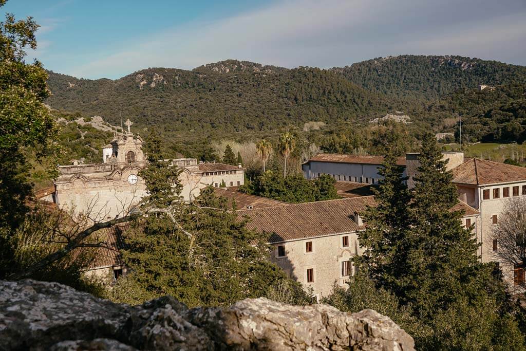 Blick auf das Kloster Lluc vom Kreuzweg auf den Kalvarienberg