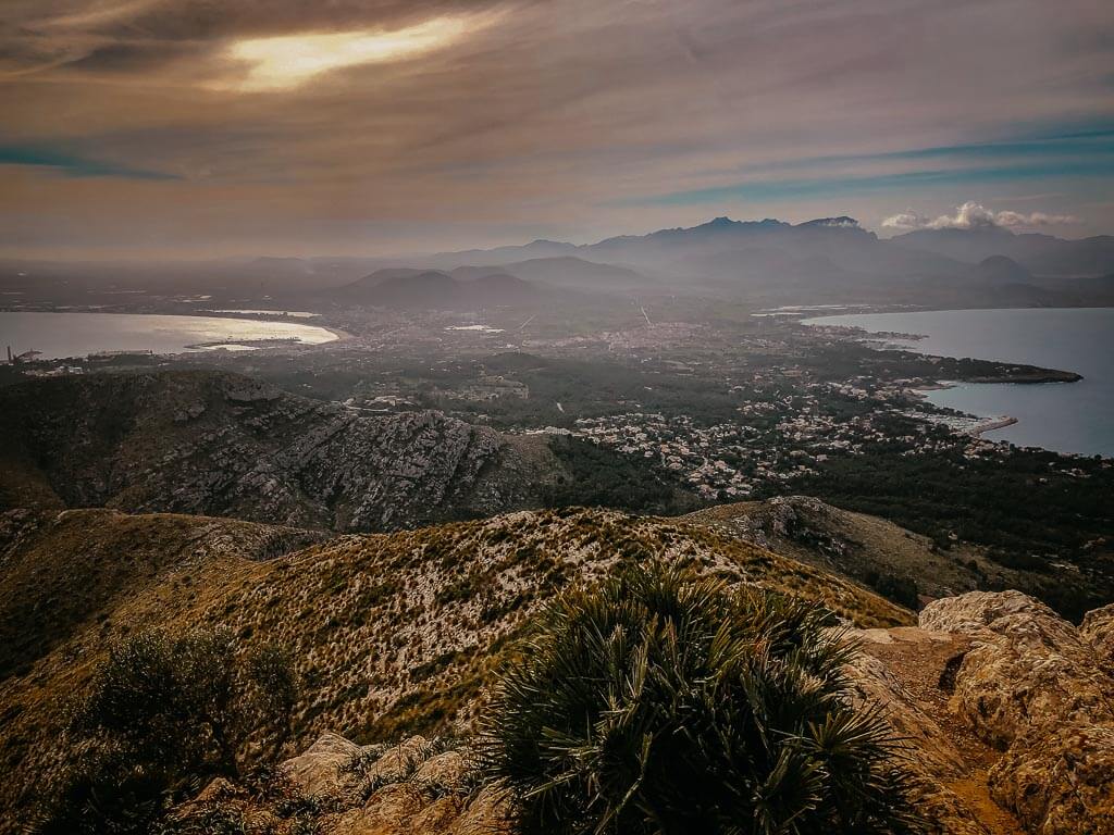 Tramuntana - Ausblick von der Talaia d'Alcudia auf Alcudia und Pollen&ccedil;a