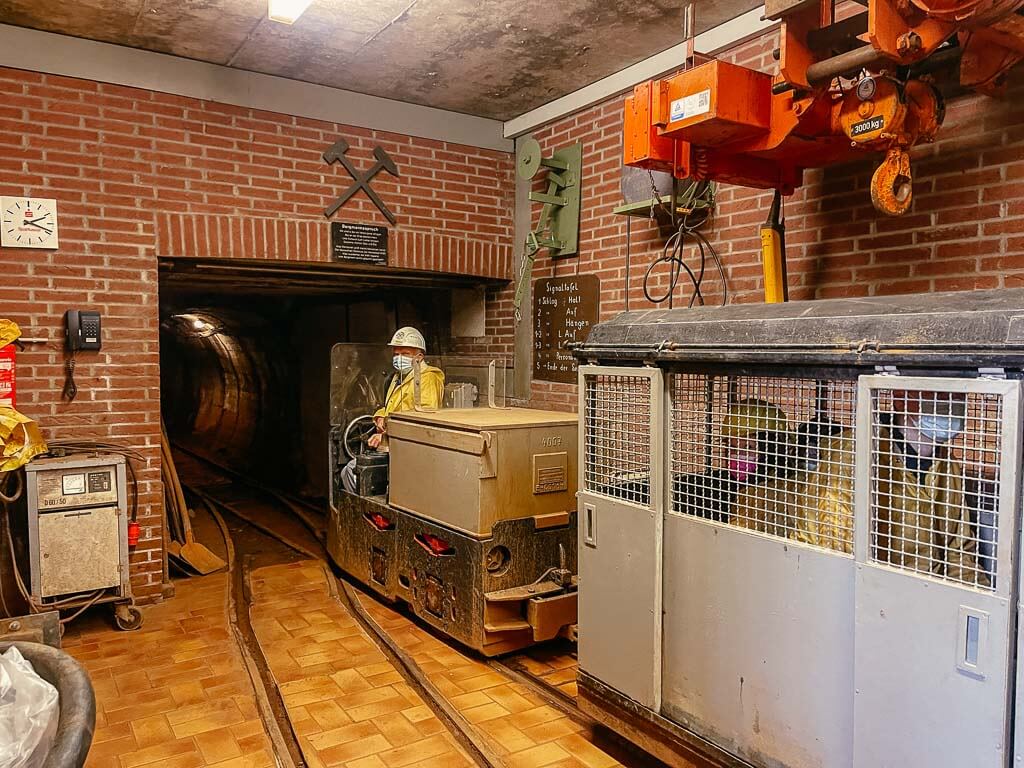 Grubenbahn im Besucherbergwerk der Grube Bindweide in der Region Westerwald-Sieg
