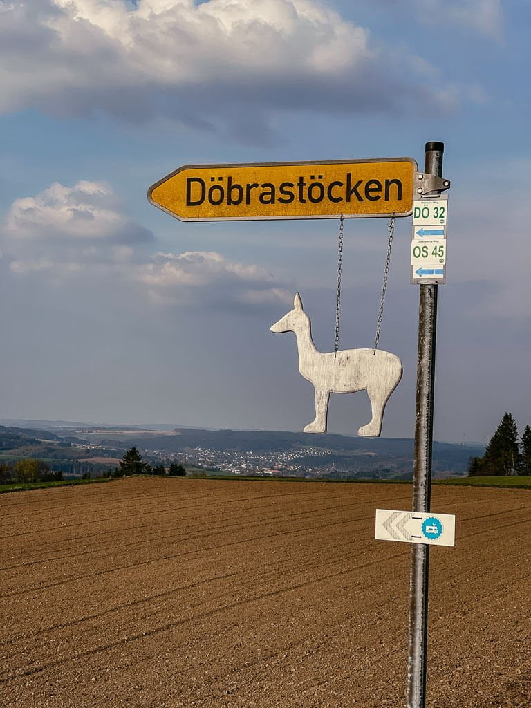 Schild zum Lamahof Mitimino in D&ouml;brast&ouml;cken im Frankenwald