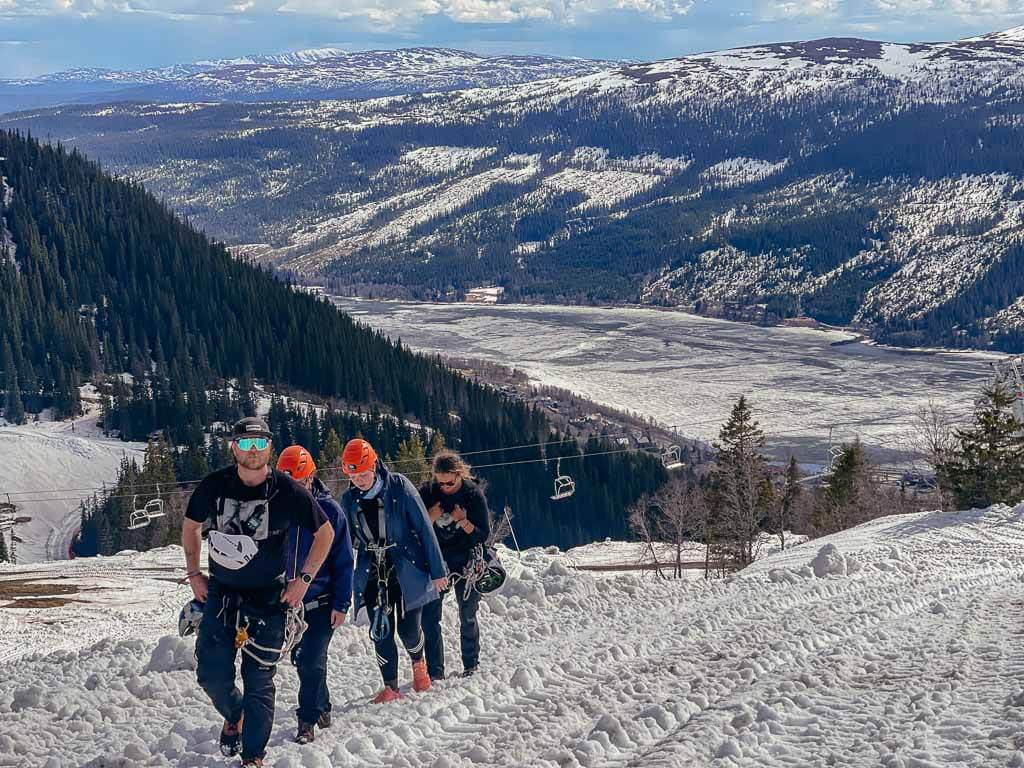 J&auml;mtland &Aring;re - Aufstieg durch den Schnee zur Zipline Tour
