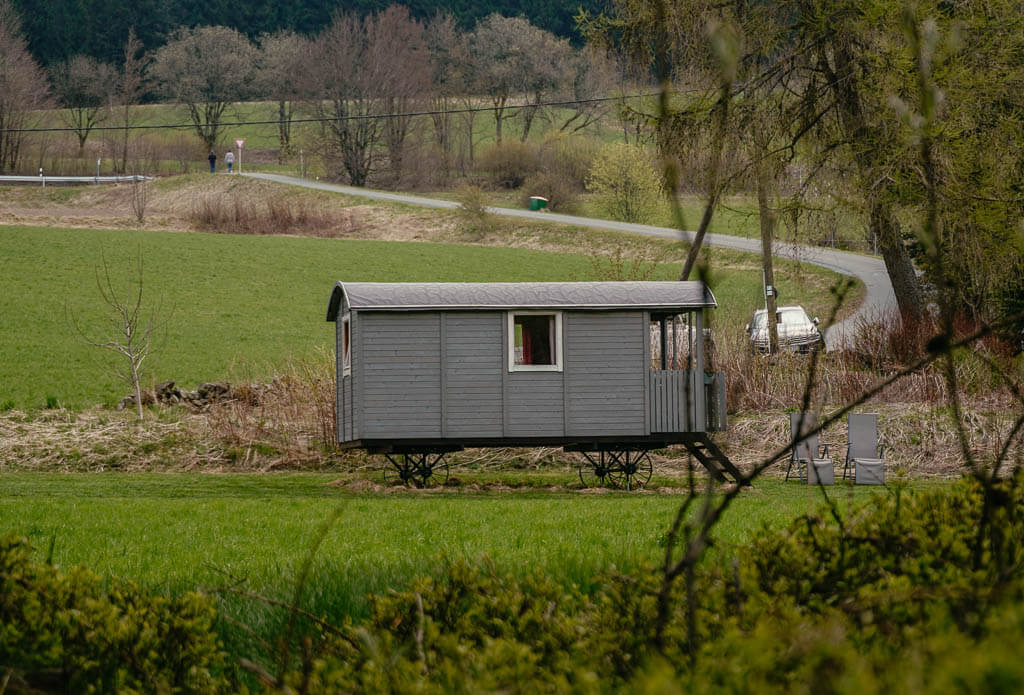 Der Sch&auml;ferwagen Weidetraum auf dem Mitimino Lamahof im Frankenwald
