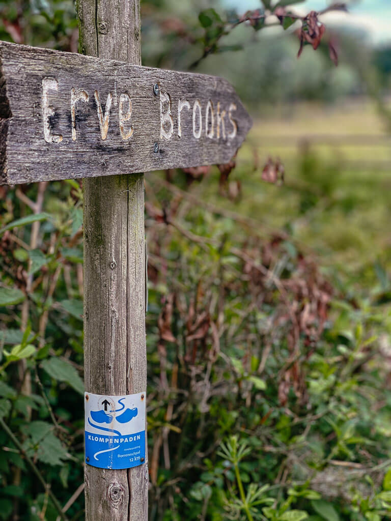 Wegweiser zum Erlebnisbauernhof und Pfannkuchen-Restaurant Erve Brooks in Achterhoek
