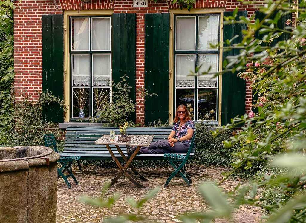 Couchflucht Sabrina Bechtold entspannt sich im Cafe von Erve Brooks im Achterhoek