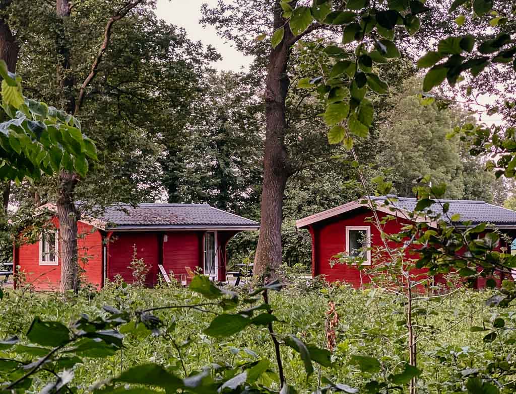Rote schwedische Stugas bei Oetdoor in Achterhoek