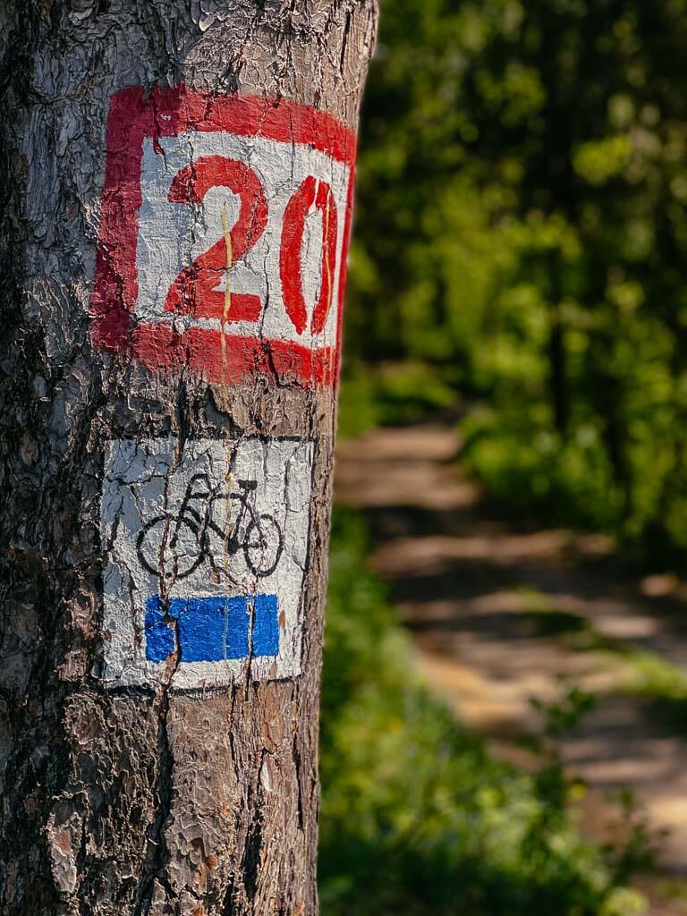 Markierung am Radweg in Masuren