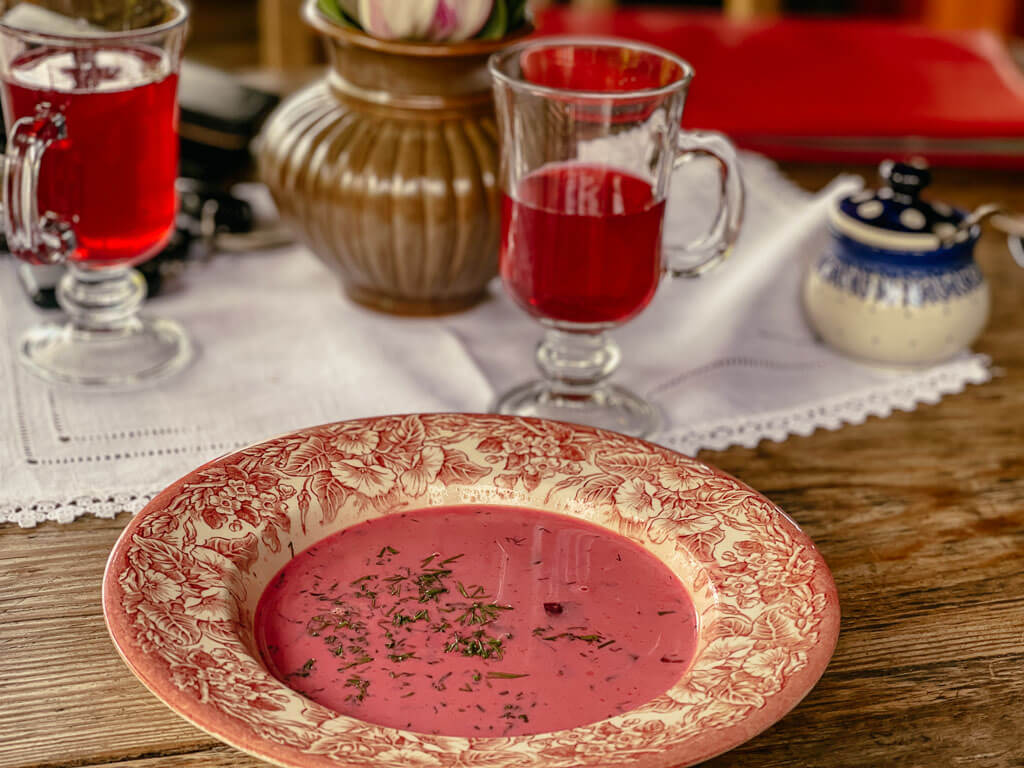 Rote-Bete-Suppe im Wirtshaus zum Hund in Kadzidlowo