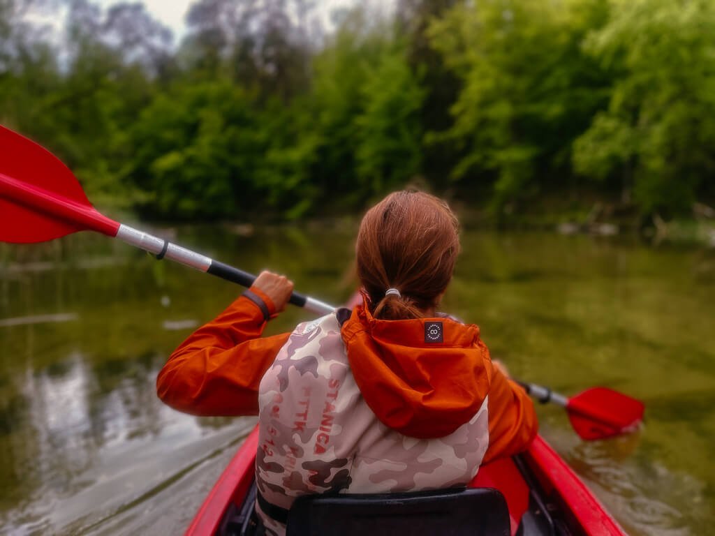 Couchflucht Sabrina Bechtold im Kajak beim Paddeln auf der Krutynia