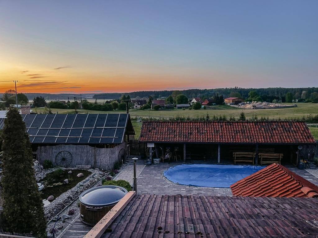 Oaza Mazurska - Pool und Anlage im Sonnenuntergang