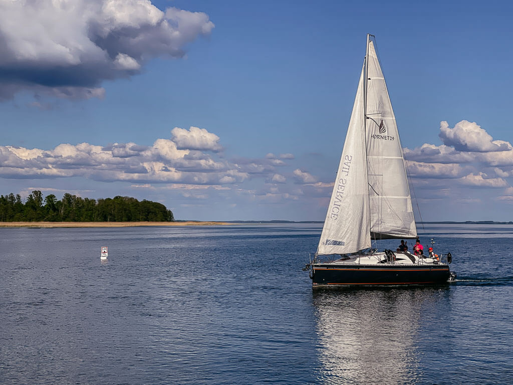 Segelboot auf dem Spirdingsee bei Nikolaiken in Masuren