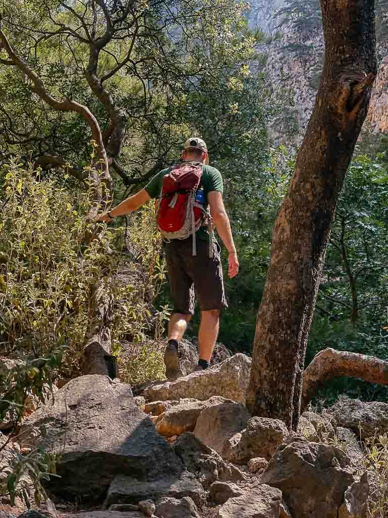 Wanderer auf einem felsigen Weg der Irini Schlucht auf Kreta