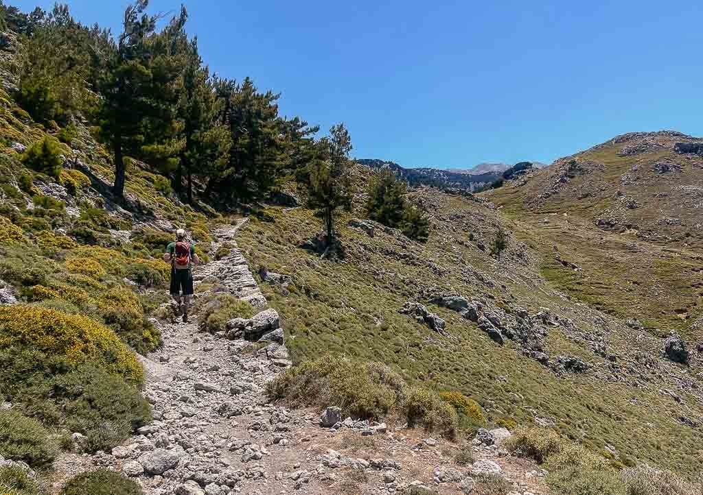 Wanderer auf dem Wanderweg durch die Omalos Hochebene auf Kreta