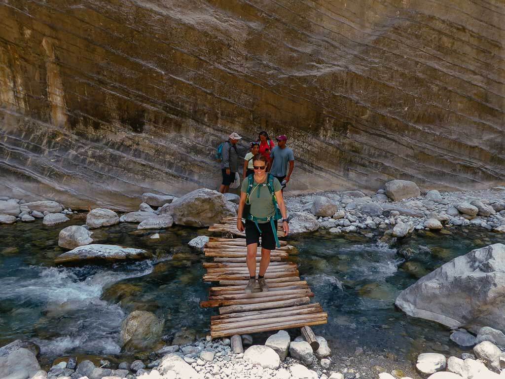 Kretas Schluchten - Wanderer &uuml;berquert Wildbach &uuml;ber Holzbr&uuml;cke in der Samaria Schlucht
