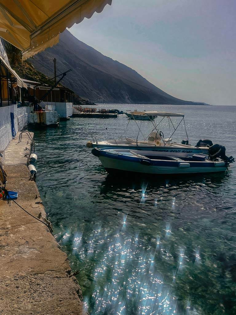 Funkelndes Meerwasser am Hafen von Loutro, Kreta