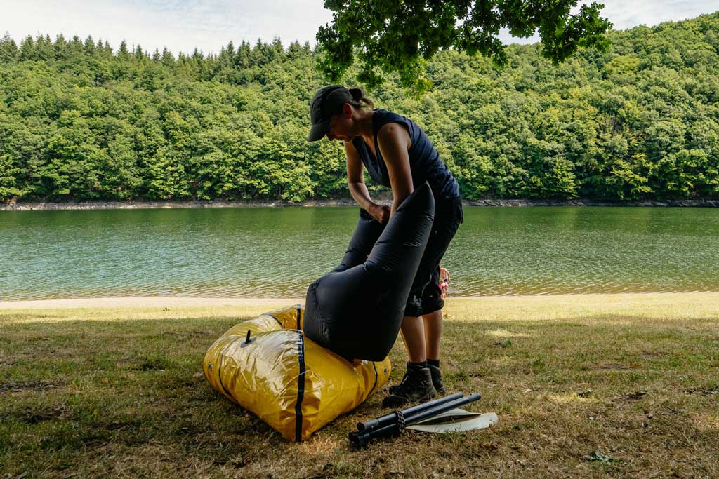 Packraft Trail Luxemburg - Packraft aufblasen - Luft in das Packraft dr&uuml;cken